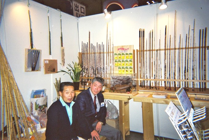 見本市のスポンサーとして参加する岡田宏一社長