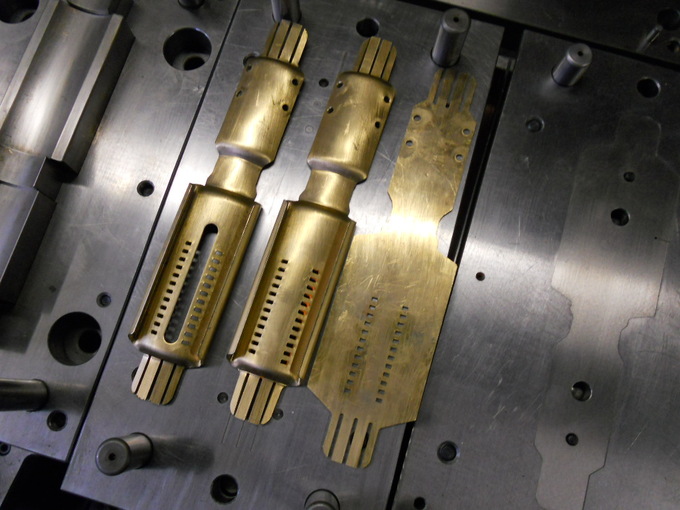 ベースの型プレス工程